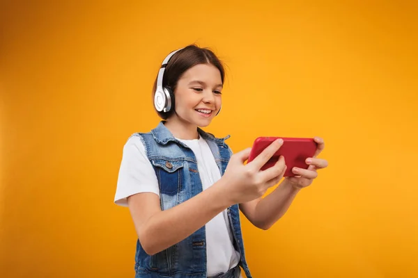 Portrait Une Petite Écolière Satisfaite Écoutant Musique Avec Casque Tout — Photo