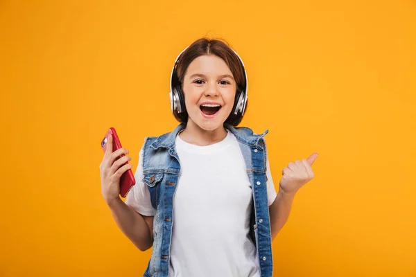 Πορτρέτο Του Μια Χαρούμενη Μικρή Μαθήτρια Ακούγοντας Μουσική Ακουστικά Ενώ — Φωτογραφία Αρχείου