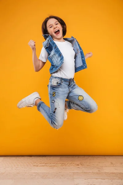 Volledige Lengte Portret Van Een Gelukkig Weinig Schoolmeisje Springen Gele — Stockfoto