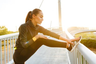 Açık havada germe egzersizleri yapmak imge-in muhteşem güzel genç Asyalı spor kadın.
