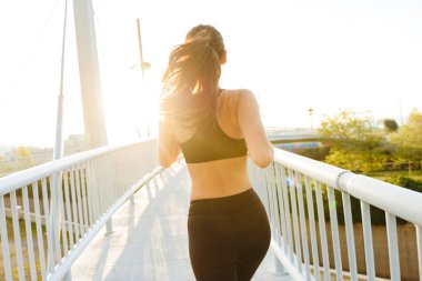 Açık havada çalışan şaşırtıcı Asya spor genç kadın arkadan görünüm resim.