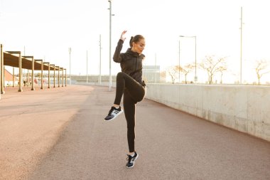 Görüntü muhteşem güzel genç Asyalı kadın spor spor egzersizleri açık havada yapmak.