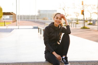 Mutlu Genç Asyalı görüntü açık havada görünümlü kamera oturan kadın spor.