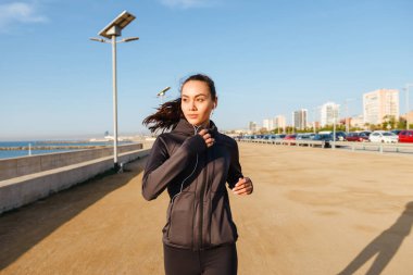 Fotoğraf inanılmaz güzel genç Asyalı açık havada dinleme müzik çalışan kadın spor.