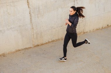 Fotoğraf inanılmaz güzel genç Asyalı açık havada dinleme müzik çalışan kadın spor.