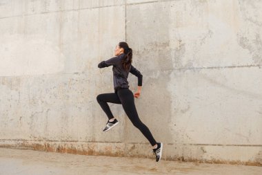 Fotoğraf inanılmaz güzel genç Asyalı açık havada dinleme müzik çalışan kadın spor.
