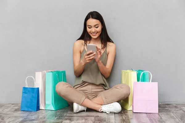 Retrato Larga Duración Una Mujer Asiática Bastante Joven Sentada Piso — Foto de Stock