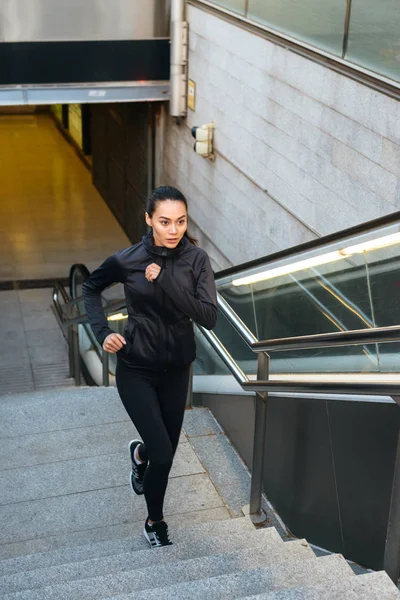 Foto Increíble Concentrado Joven Asiático Deportivo Mujer Corriendo Los Pasos — Foto de Stock