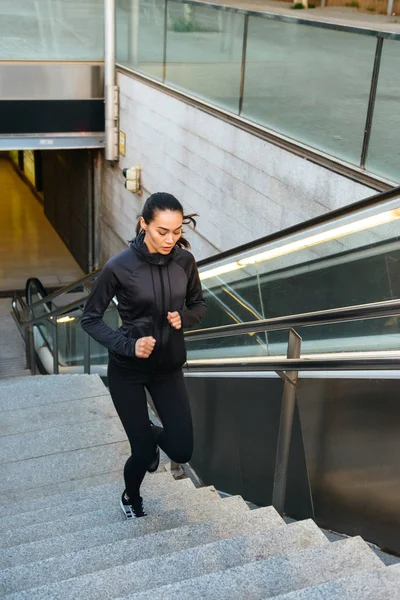 Foto Increíble Concentrado Joven Asiático Deportivo Mujer Corriendo Los Pasos — Foto de Stock