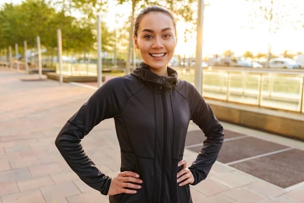 Obrázek Veselé Krásná Mladá Asiatka Sportovní Ženy Při Pohledu Kamery — Stock fotografie