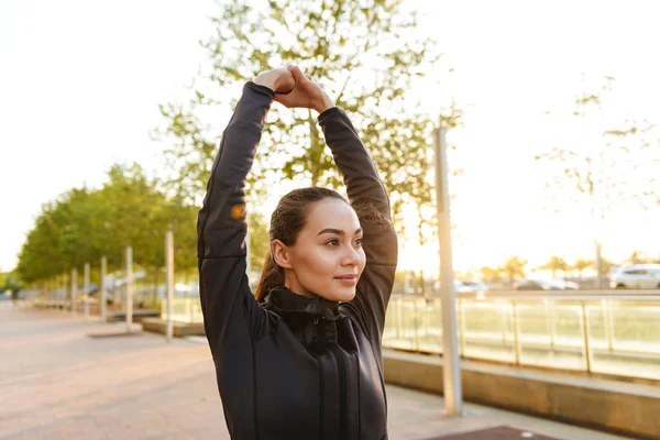 Bilden Underbara Vackra Unga Asiatiska Sport Kvinna Göra Stretchingövningar Utomhus — Stockfoto