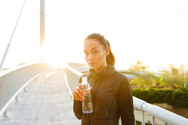 Picture Amazing Beautiful Young Asian Sports Woman Drinking Water Outdoors — Stock Photo, Image