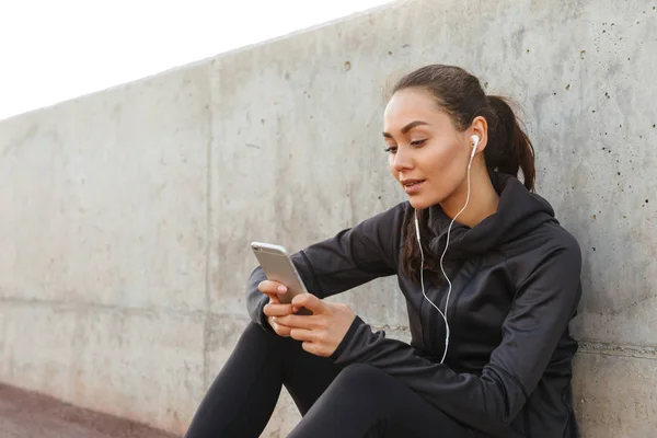 Foto Hermosa Joven Asiática Mujer Deportiva Sentada Aire Libre Escuchando — Foto de Stock