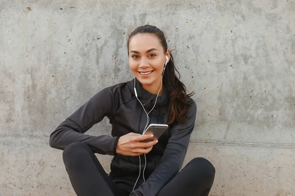 Foto Alegre Jovem Asiático Esportes Mulher Sentado Livre Ouvir Música — Fotografia de Stock