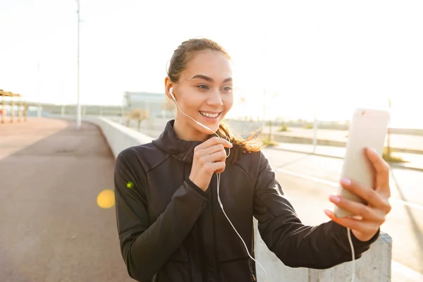 Foto Van Gelukkige Jonge Aziatische Sport Vrouw Lopen Buiten Praten — Stockfoto