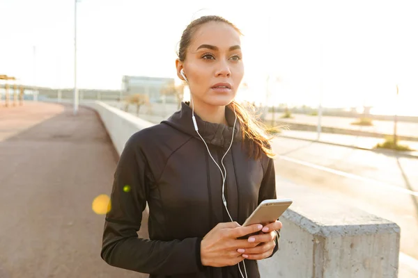 Imagen Una Joven Seria Deportista Asiática Caminando Aire Libre Escuchando — Foto de Stock