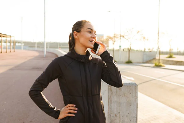 Bild Glada Unga Asiatiska Sport Kvinna Promenader Utomhus Talar Mobiltelefon — Stockfoto