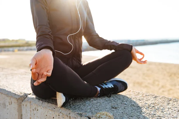 Bijgesneden Afbeelding Van Jonge Sport Vrouw Zitten Buiten Luisteren Muziek — Stockfoto