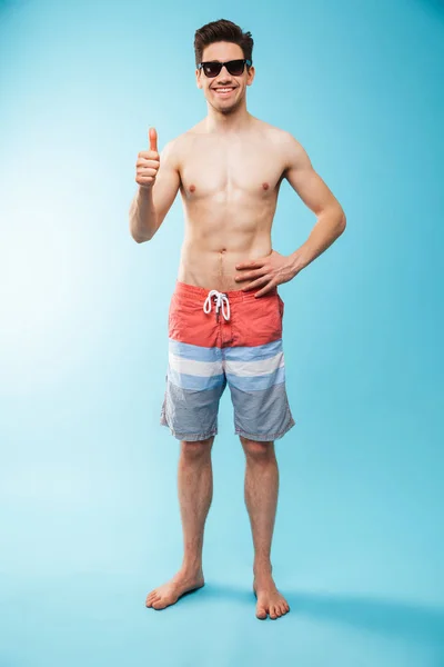 Retrato Cuerpo Entero Joven Sin Camisa Sonriente Pantalones Cortos Baño — Foto de Stock