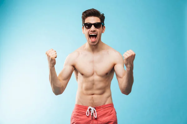 Retrato Joven Alegre Sin Camisa Pantalones Cortos Gafas Sol Celebrando — Foto de Stock