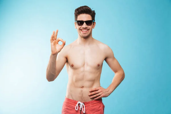 Retrato Hombre Joven Feliz Sin Camisa Pantalones Cortos Natación Gafas — Foto de Stock