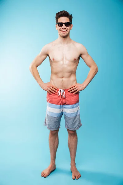 Портрет Улыбающегося Молодого Человека Плавательных Шортах Солнцезащитных Очках Стоящего Руками — стоковое фото