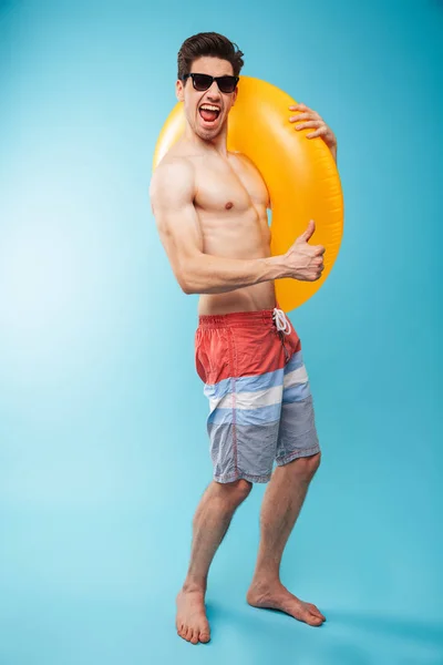 Retrato Cuerpo Entero Joven Sin Camisa Excitado Con Anillo Inflable — Foto de Stock