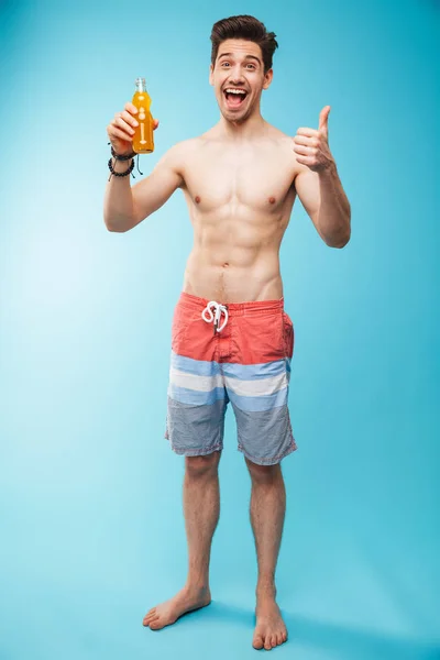 Retrato Cuerpo Entero Hombre Alegre Sin Camisa Mostrando Botella Cerveza — Foto de Stock