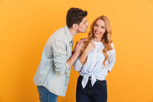 Imagem Jovens Vestindo Roupas Jeans Relacionamento Expressando Amor Carinho Enquanto — Fotografia de Stock