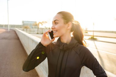 Mutlu Genç Asyalı görüntü açık havada cep telefonuyla konuşan yürüyen kadın spor.