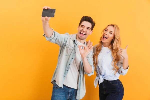 Retrato Jovem Mulher Tirando Foto Selfie Celular Enquanto Gesticula Para — Fotografia de Stock