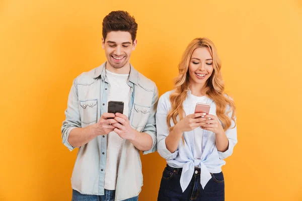 Foto Pessoas Positivas Homem Mulher Sorrindo Enquanto Ambos Usam Telefones — Fotografia de Stock