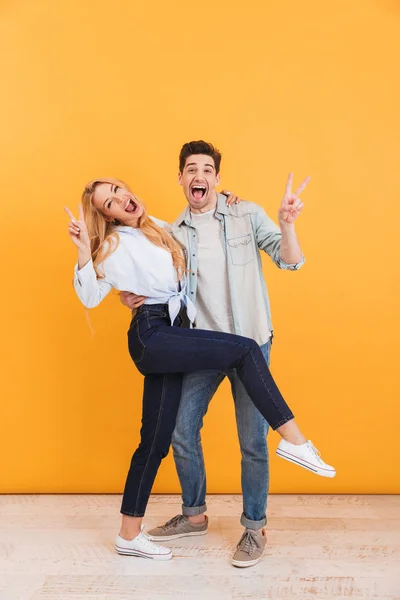 Foto Larga Duración Pareja Sonriente Divirtiéndose Abrazándose Juntos Mientras Muestran — Foto de Stock