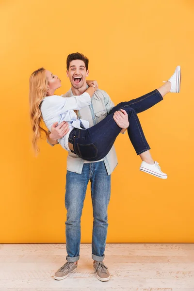 Foto Cuerpo Entero Del Hombre Alegre Sonriendo Sosteniendo Mujer Sus — Foto de Stock