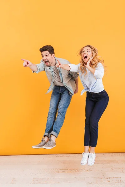 Imagen Completa Hombre Mujer Caucásicos Emocionados Gritando Felicidad Mientras Señalan — Foto de Stock