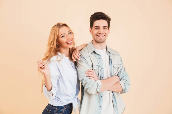 Retrato Jóvenes Caucásicos Hombre Mujer Ropa Básica Posando Juntos Cámara — Foto de Stock