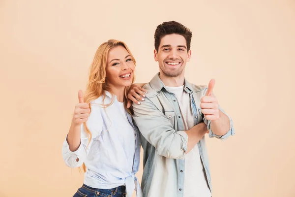 Retrato Pessoas Bonitas Homem Mulher Roupas Básicas Posando Juntos Câmera — Fotografia de Stock