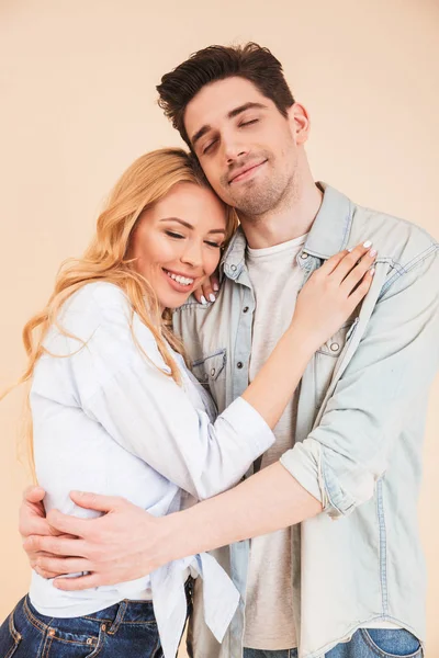 Retrato Pareja Feliz Hombre Mujer Ropa Básica Abrazándose Junto Con — Foto de Stock