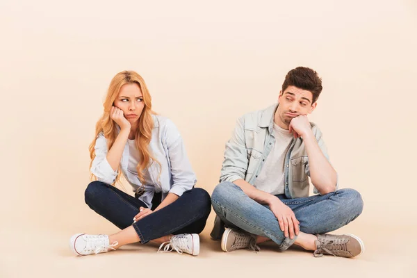 Imagem Homem Mulher Chateados Sentados Chão Com Pose Lótus Apoiando — Fotografia de Stock