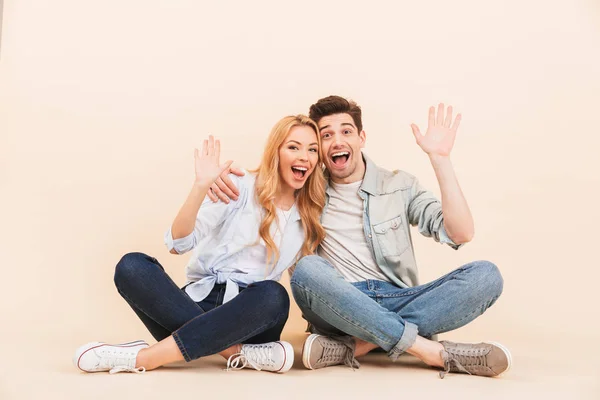 Foto Lycklig Två Vänner Man Och Kvinna Casual Kläder Sitter — Stockfoto