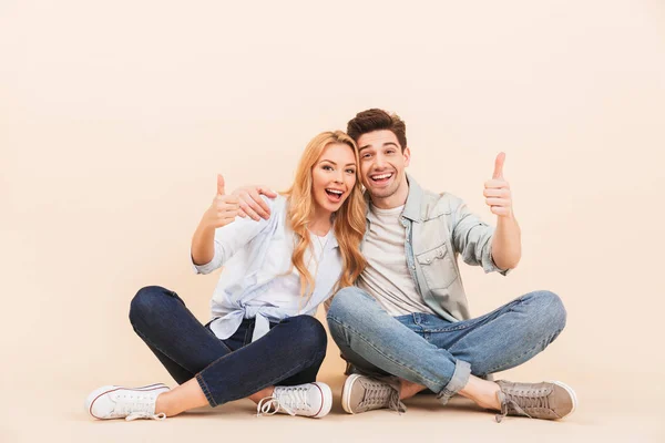 Foto Van Knappe Man Mooie Vrouw Samen Knuffelen Terwijl Zittend — Stockfoto