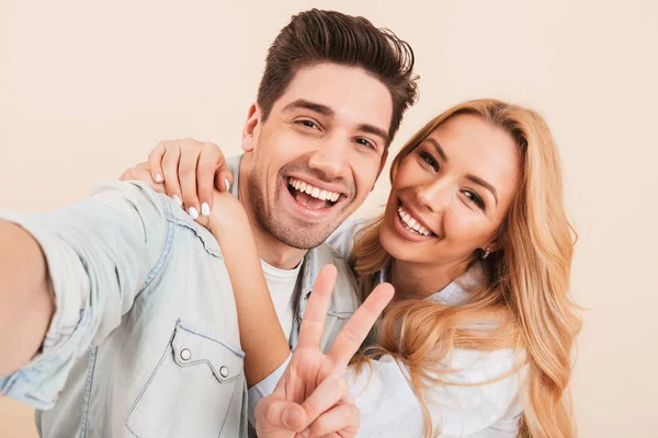 Két Boldog Ember Férfi Vesz Selfie Fénykép Miközben Bemutatja Béke — Stock Fotó