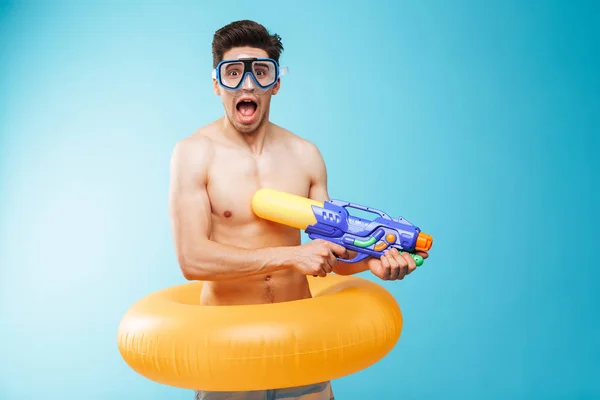 Retrato Joven Alegre Sin Camisa Con Gafas Baño Anillo Inflable — Foto de Stock