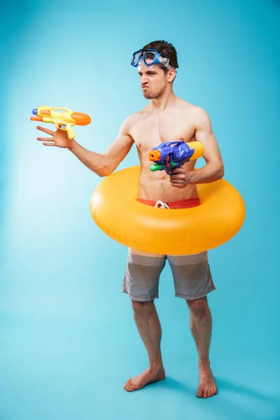 Ganzkörperporträt Eines Aufgeregten Jungen Mannes Ohne Hemd Mit Schwimmbrille Und — Stockfoto