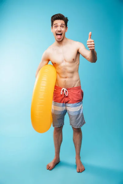 Retrato Cuerpo Entero Joven Sin Camisa Excitado Con Anillo Inflable — Foto de Stock