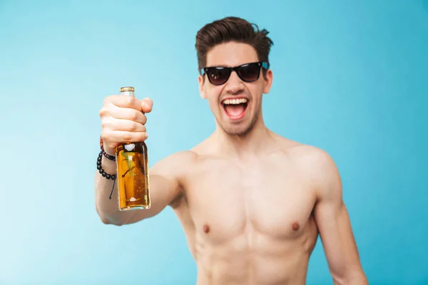 Retrato Hombre Alegre Sin Camisa Mostrando Botella Cerveza Sobre Fondo — Foto de Stock