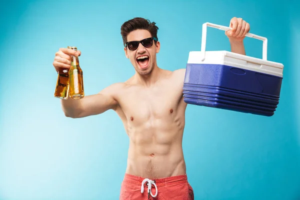 Retrato Hombre Alegre Sin Camisa Pantalones Cortos Natación Sosteniendo Bolsa — Foto de Stock