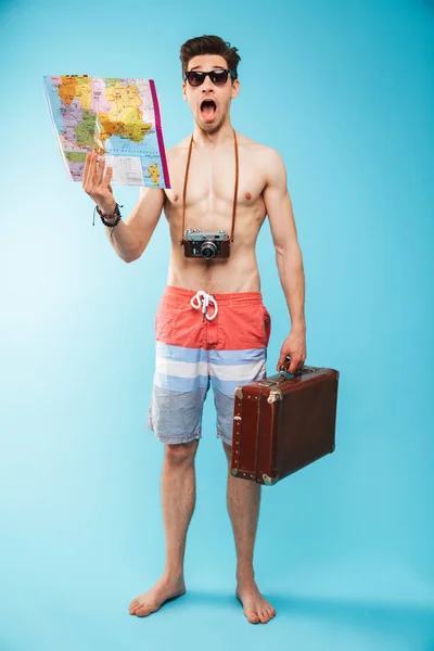 반바지 파란색 카메라와 가방을 수영에 충격된 남자의 초상화 — 스톡 사진
