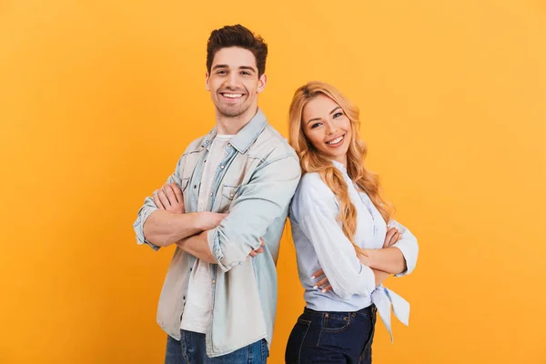 Retrato Jovens Caucasianos Homem Mulher Roupas Básicas Posando Juntos Câmera — Fotografia de Stock