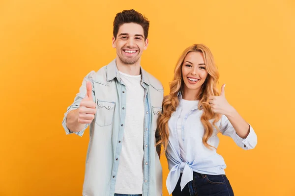 Retrato Pessoas Alegres Homem Mulher Roupas Básicas Sorrindo Mostrando Polegares — Fotografia de Stock